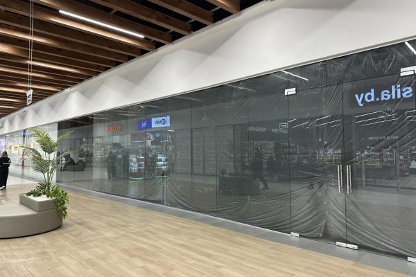 Цельностеклянные торговые перегородки ТП-9